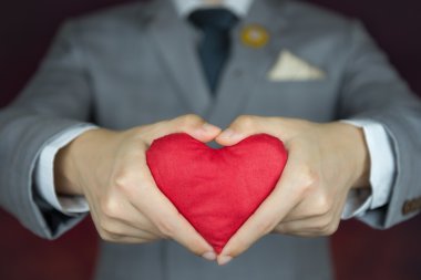 Sevgililer günü kavramı, adam kırmızı kalp taşır.