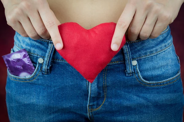 Sevgililer günü kavramı, kırmızı kalp, prezervatif eller