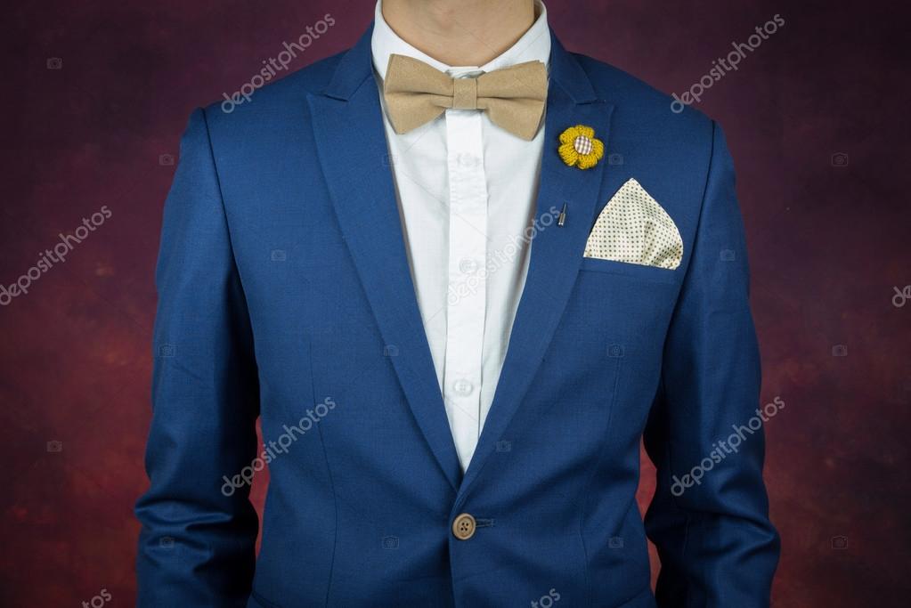 Hombre de traje azul pajarita, broche, pañuelo — Foto de stock