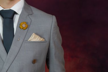 gri renk takımlı ekose doku, kravat, broş, mendil