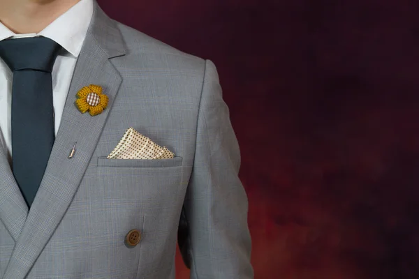 Серая ткань костюма, галстук, брошь, платок — стоковое фото