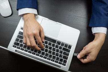ofis bilgisayarı, flash sürücü çalışan adam