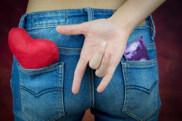 Concepto del día de San Valentín, corazón rojo en el bolsillo — Foto de Stock