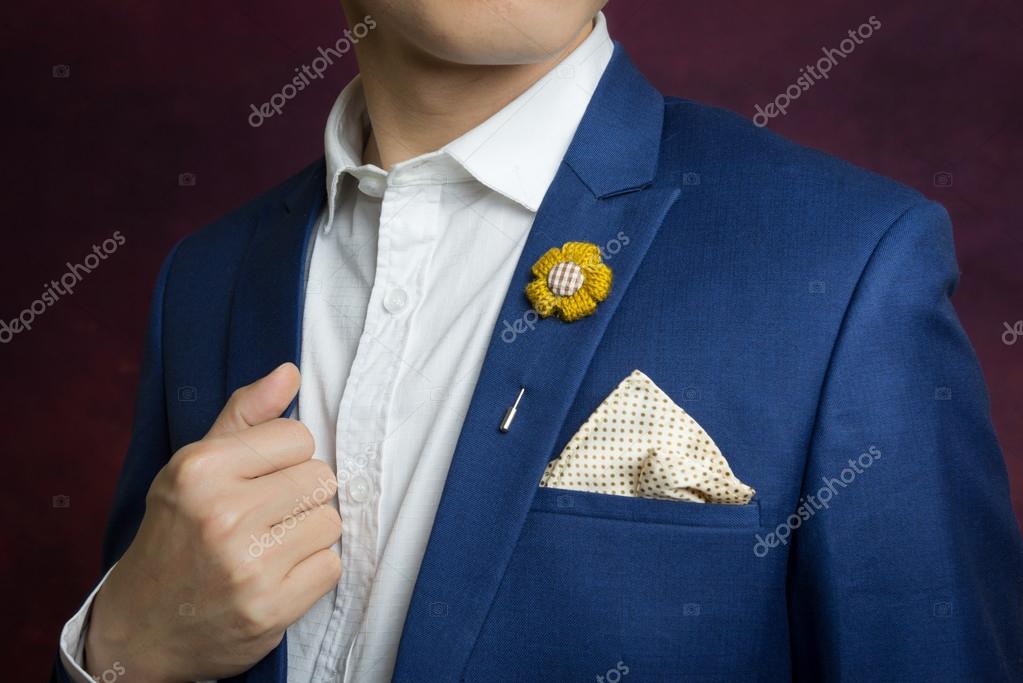 Homme en costume bleu, broche, mouchoir image libre de droit par