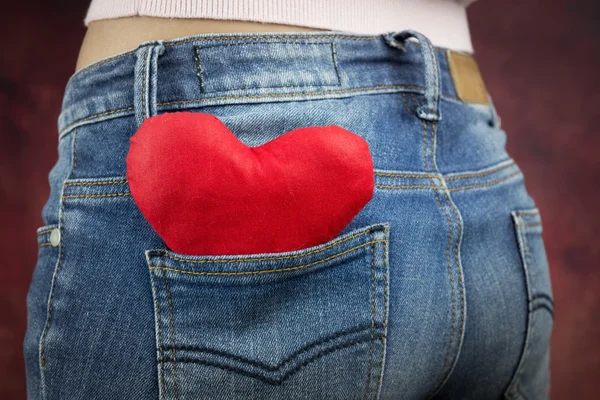 Concepto del día de San Valentín, corazón rojo en el bolsillo — Foto de Stock