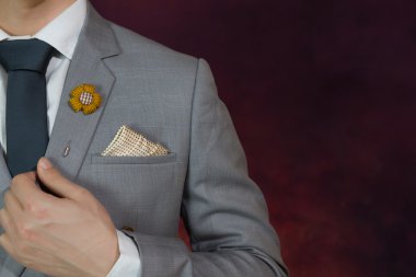 gri renk takımlı ekose doku, kravat, broş, mendil