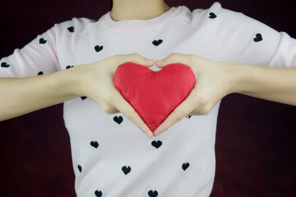 Concepto del día de San Valentín, corazón rojo en las manos — Foto de Stock