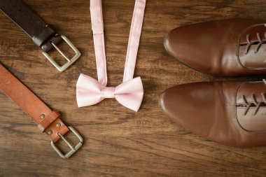 erkek deri ayakkabı kemer papyon kıyafeti