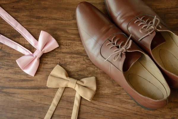 领结和棕色皮鞋 — 图库照片