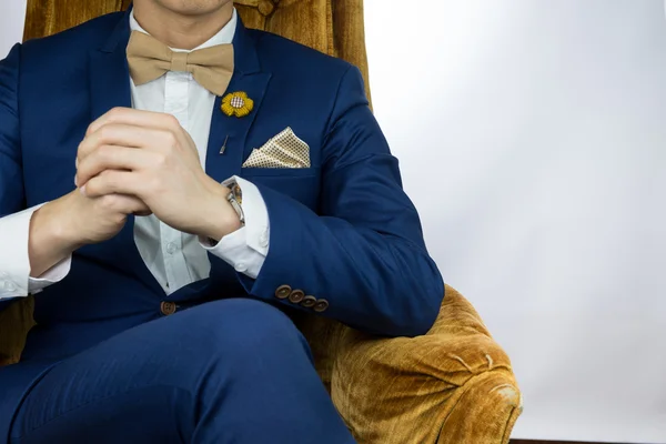 Man blauw pak zittend op de gezellige sofa — Stockfoto