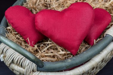 Sevgililer günü kavramı, kırmızı kalp sepet içinde