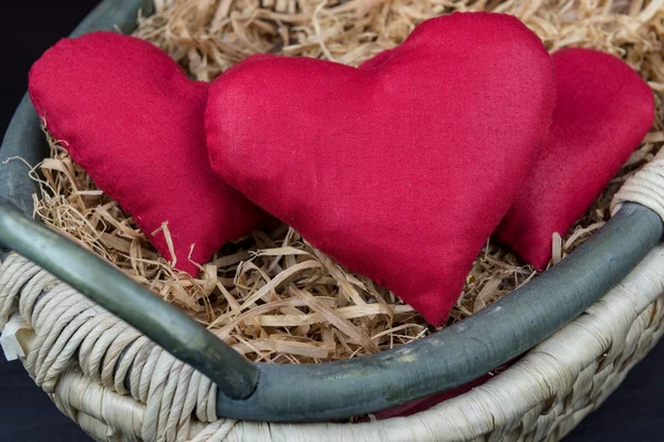 Concepto del día de San Valentín, corazón rojo en la cesta — Foto de Stock