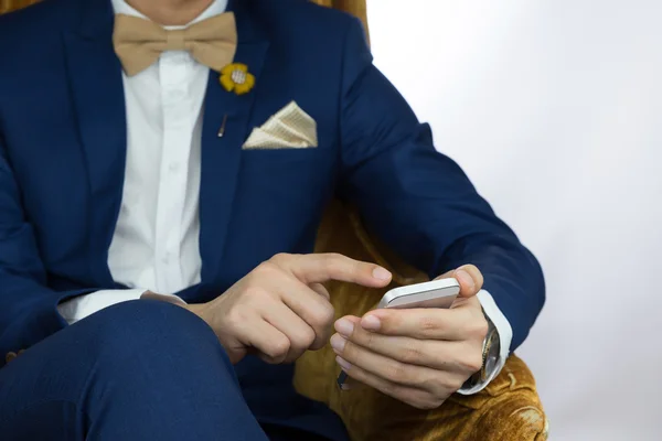 Hombre de traje azul usando teléfono móvil —  Fotos de Stock