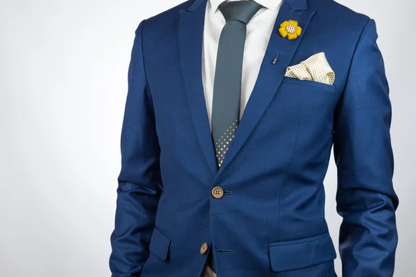 Hombre traje azul corbata, broche, bolsillo cuadrado — Foto de Stock