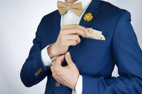 Homme bleu costume noeud papillon, broche, carré de poche — Photo