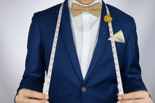 Man in blue suit bowtie, brooch, pocket square blue suit carry m — Stock Photo, Image