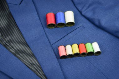 renkli iplik bobinleri Mavi takım üzerinde