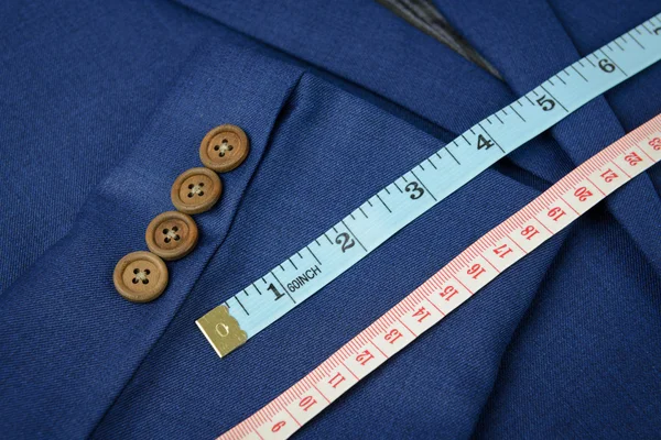 测量磁带上的蓝色西装 — 图库照片