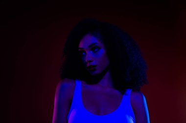 Genç bir kadının portresi neon renklerle aydınlatılmış, çok güzel ve alımlı. Canlı renkler modern ve sanatsal atmosferi güçlendirir..