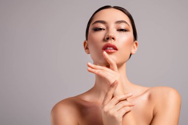 Kusursuz makyajlı, parlak tenli, profesyonel bir saç stili olan, özgüven ve entelektüellik havası saçan, güzellik, moda ve cilt bakımı için mükemmel bir kadın..