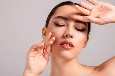 Kusursuz makyajlı, büyüleyici ifadeleri ve pürüzsüz parlak cildiyle zarif ve güzel bir kadının yakın plan portresi..