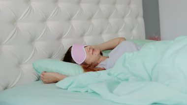 Avrupalı görünümlü genç bir kadın saçını duşta şampuanla yavaş çekimde yıkıyor. Günlük kişisel bakım kavramı. Saç bakım konsepti. Güzellik rutini. Yakın plan. Dikey görüntüler