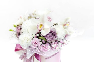 Buket beyaz bir arkaplanda izole edilmiş ve yazı için yeri var. Çiçekli arka plan. Sevilen bir kadın için hediye. Uluslararası Kadınlar Günü. Aşk kavramı.