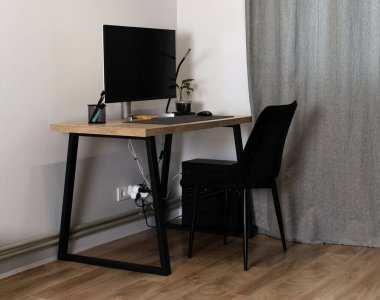 Modern bir minimalist ofis kurulumuna tam bir bakış açısı. Temiz ve verimli bir çalışma alanı. Serbest bir hayat. İşyeri organizasyonu