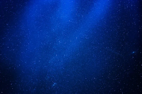 Fond abstrait bleu avec des étoiles dans le ciel — Photo