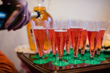 gözlük tatil masada kırmızı şarap ile