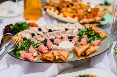 restoranda bir plaka üzerinde pişmiş et dilimlenmiş