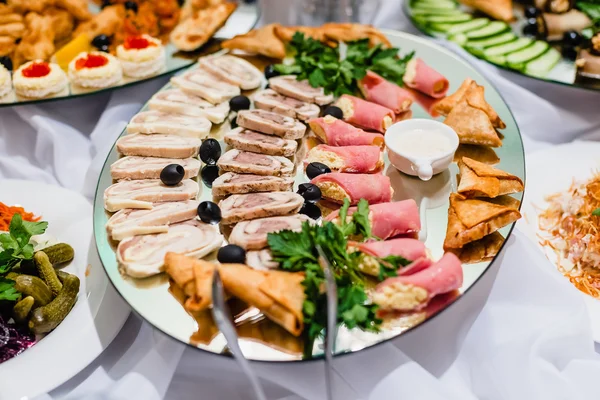 Embutidos en tu plato en el restaurante — Foto de Stock