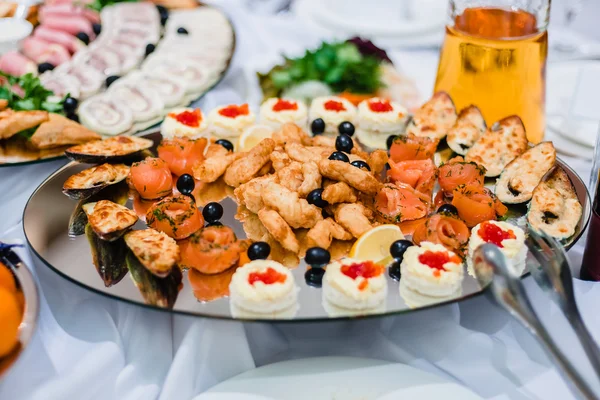 Рыбные блюда из лосося, мидий и икры на тарелке — стоковое фото