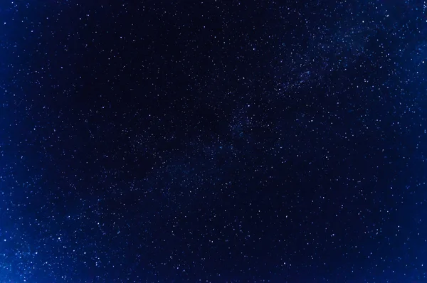 Vía láctea en un cielo estrellado azul — Foto de Stock