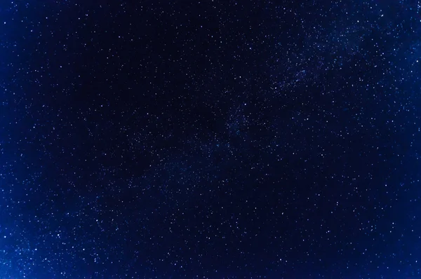 Samanyolu üzerinde mavi yıldızlı gece sky