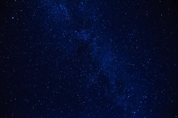 Samanyolu ile gece gökyüzünde yıldızlar