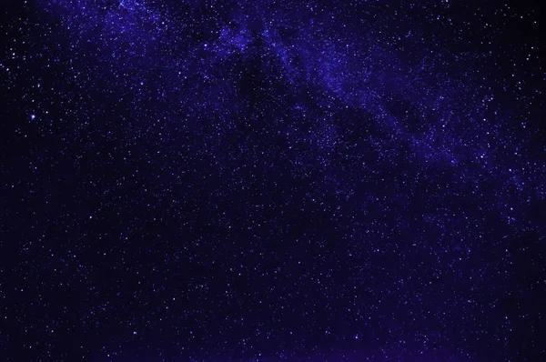 Молочный путь со многими звездами, сияющими ночью — стоковое фото