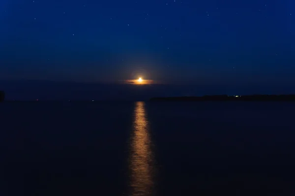 Paesaggio notturno con luna e raggio di luna nel fiume — Foto Stock