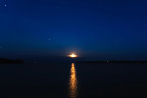 Paysage nocturne avec lune et étoiles sur la rivière — Photo