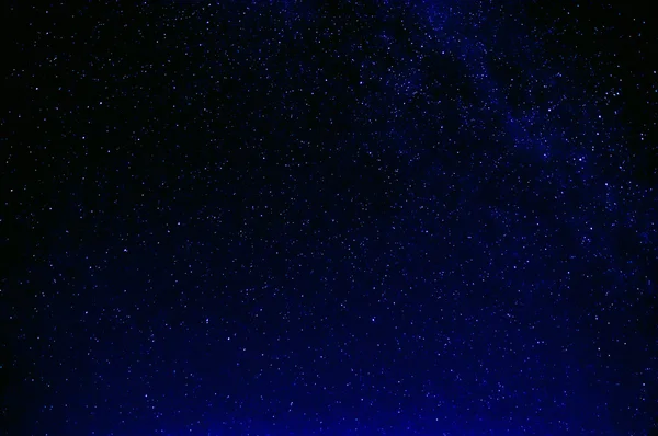 Voie lactée et étoiles dans la nuit ciel bleu foncé — Photo