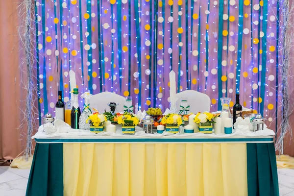 Wedding table in restaurant decorated for the bride and groom — Stock Photo, Image