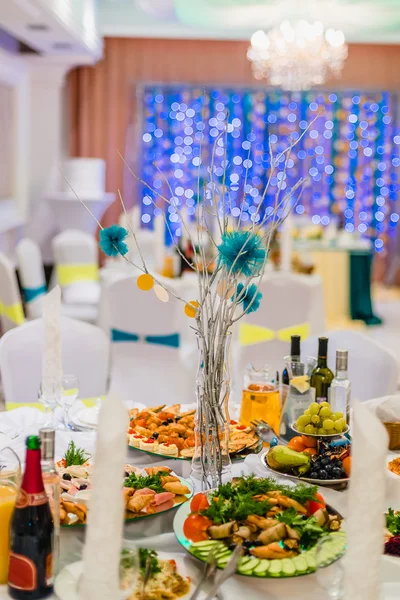 Table décorée de mariage dans la belle salle de banquet — Photo