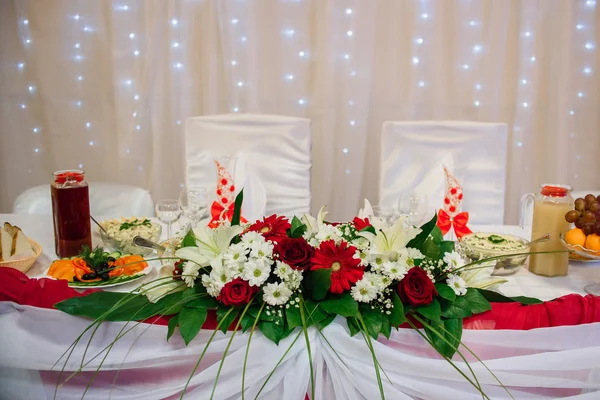 Mesa decorada con flores, comida y bebidas en el restaurante —  Fotos de Stock