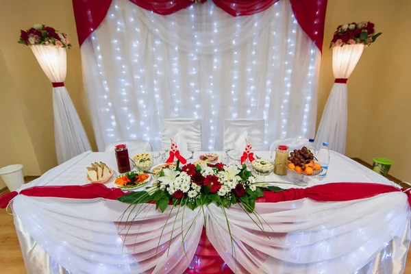 Τραπέζι γάμου με κίοσκια διακοσμημένα με τα τεχνητά λουλούδια στο εστιατόριο — Φωτογραφία Αρχείου