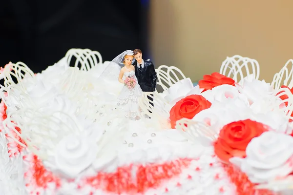 Dolls of the bride and groom on wedding cake — Stock Photo, Image