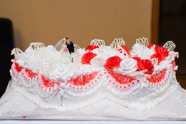 Bolo de casamento branco com flores vermelhas creme — Fotografia de Stock