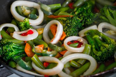 kalamar halkaları biber ve brokoli ile yemek pişer