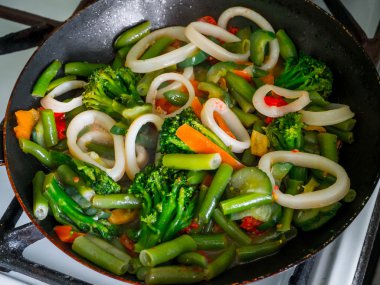 fasulye ve brokoli kızarmış kalamar ile taze yiyecek