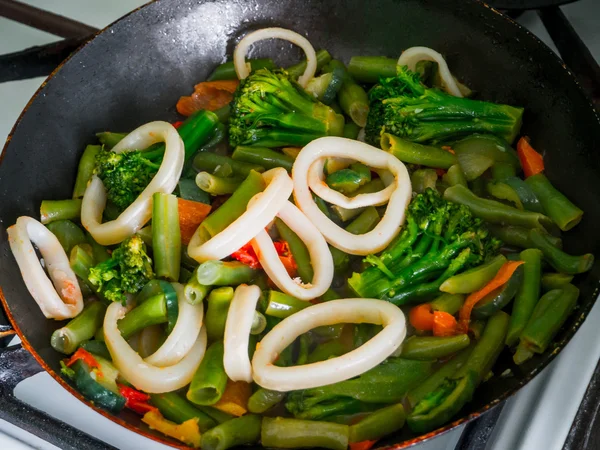 Diyet için tavada sebze ve kalamar ile fasulye Komposto