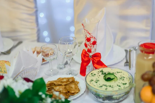 Εορταστικό γυαλί σαμπάνιας διακοσμημένο με κόκκινη κορδέλα στο εστιατόριο — Φωτογραφία Αρχείου